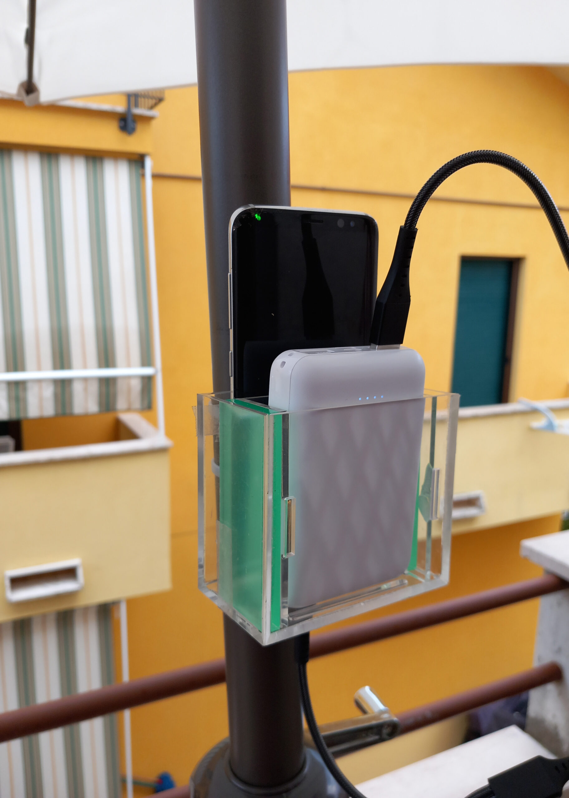 STAZIONE DI RICARICA A GETTONE - Power Bank Point